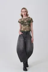 Remera de manga corta, cuello redondo y corte ajustado al cuerpo, confeccionada en tejido de poliéster con estampado de camuflaje en tonos verde militar, beige y marrón.