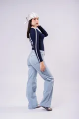 Pantalón de jean corte wide leg en color celeste claro, con tiro medio y diseño de pierna ancha. Presenta cierre frontal con botón y bolsillos laterales.