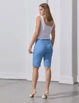 Bermuda color beige de gabardina elastizada, marca Zac & Rachel. Pretina ancha elastizada.