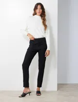 Jegging de algodón elastizado negro, marca Ruby Rd. Pretina ancha elastizada, delantera con bolsillos simulados y trasera con bolsillos aplicados.