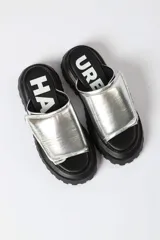 Sandalias doradas con plataforma track negra.