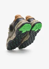 Championes Satorisan modelo Chacrona Premium, de diseño inspirada en el cross training de los años 80. Confeccionados en cuero color verde militar con detalles en marrón tostado y negro, entresuela con estampado texturizado y suela de gran agarre.