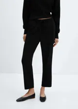 Pantalón negro de corte recto, con cintura elástica ajustable con cordón.