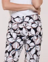 Pantalón elastizado de tiro alto estilo pull-on, marca Zac & Rachel. Modelo de corte cigarrete de silueta ajustada con diseño a rayas en color blanco y azul. Pretina ancha elastizada sin cierres ni botones, con diseño de línea limpia sin bolsillos.