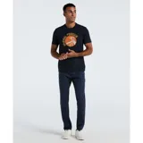 Remera negra de manga corta con cuello redondo y estampado circular en el centro del pecho con el logo de Original Penguin en color naranja.