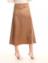 Falda midi de satén color negro, con corte al bies y cierre invisible en el lateral.