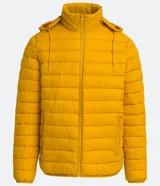 Campera ultraliviana de poliamida color gris claro, con cuello alto y cierre delantero.