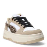 Championes Puma Rebound Femme Low con diseño de caña baja inspirado en el básquet. Presentan una combinación de colores blanco y beige, con detalles en animal print en el lateral y cordones negros. Cuentan con una suela de plataforma de goma.