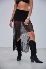 Pollera midi de encaje negro con diseño asimétrico y volados, de tiro medio y corte ajustado en la cadera con caída fluida.