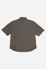 Camisa verde militar de manga corta con corte boxy y cuello clásico.