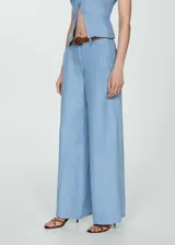Pantalón wide leg de lyocell color celeste, tiro medio con trabillas para cinturón y bolsillos laterales. Presenta cierre delantero con cremallera y botón, además de costuras pespunteadas a lo largo de las piernas.