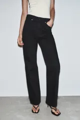 Jeans de tiro alto, pernera recta y larga, estilo clásico con cinco bolsillos, cierre frontal con cremallera y botón metálico.