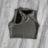 Top gris de lurex con cuello alto y abertura en forma de gota en el hombro.