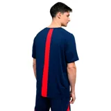 Remera deportiva Umbro del Club Nacional de Football, color azul con detalles en rojo y blanco en la zona del cuello y hombros. Presenta el logo de la marca y el escudo del club en el frente.