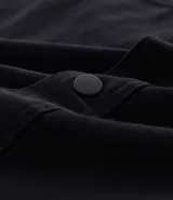 Camisa de manga larga confeccionada en sarga de algodón color verde menta, con cuello inglés y cierre frontal de botones negros. Presenta dos bolsillos de parche con solapa en el pecho y puños con botones.