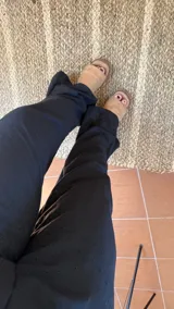 Pantalón negro de broderie con pretina elastizada y forro de lino.