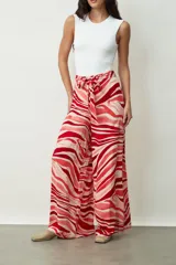 Pantalón ancho de tiro alto, color negro, con lazo para atar en la cintura.