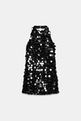 Vestido corto negro con lentejuelas brillantes, corte halter y silueta recta.