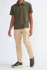 Pantalón cargo de corte recto en color beige, con bolsillos laterales tipo cargo con solapa y cierre de botón. Confeccionado en tela resistente, ideal para un look casual y funcional.