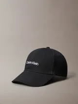Gorra de béisbol Calvin Klein color negro, con visera curva y logotipo de la marca bordado en blanco en la parte frontal. Cuenta con cierre ajustable en la parte posterior.