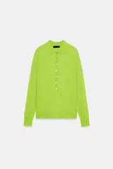 Jersey polo de punto fino color verde lima, confeccionado con lana. Presenta cuello polo, manga larga y botones delanteros.