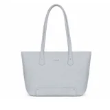 Bolso tipo tote color celeste de diseño estructurado, con doble asa larga para hombro y detalles de tachas decorativas en la base. Cuenta con una pequeña placa metálica frontal con el logo de la marca.