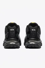 Championes Salomon modelo XT-4, diseñados para trail running, en color negro con detalles técnicos en la estructura y suela de alto agarre.