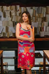 Vestido a la rodilla con estampado abstracto multicolor, de corte recto y breteles finos.