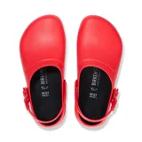 Zueco Birkenstock modelo Birki Air 2.0, color rojo vibrante, fabricado en poliuretano resistente. Presenta un diseño ergonómico con correa trasera ajustable y suela antideslizante, ideal para uso profesional o casual.