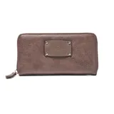 Billetera tipo fichero Extra Large de cuero sintético color marrón con textura granulada y placa metálica frontal con logo grabado.