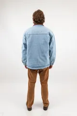 Campera de jean celeste de 14 onzas, 100% algodón, forrada con corderito y cuello de pana marrón.