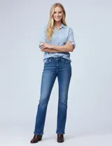 Camisa de tencel color celeste claro, con cuello con solapa, escote en V y abertura central con botones. Manga larga con presilla para ajustar el largo. El largo de espalda es mayor al delantero y tiene un tajo central.