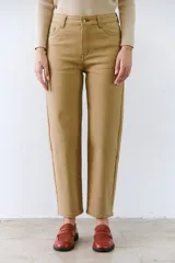 Pantalón color arena de algodón con spandex y lado interior afelpado, de tiro alto y corte holgado.