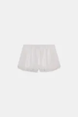 Short de satén con cintura elástica ajustable mediante cordones y detalle de encaje en el ruedo.