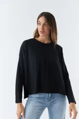 Remera celeste de algodón, de manga larga y cuello redondo.