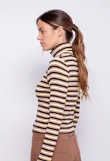 Polera de manga larga con cuello alto, confeccionada en tejido de punto con diseño de rayas horizontales en blanco y negro.