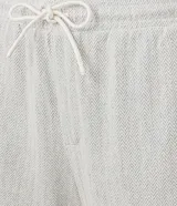 Bermuda masculina color blanco con textura jacquard en patrón chevron, cintura elástica con cordón y bolsillos funcionales.