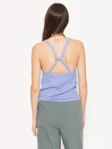 Musculosa de punto color lila con breteles finos.