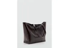 Bolso tipo shopper de gran tamaño en color marrón oscuro, con acabado brillante y textura lisa. Presenta un diseño minimalista con costuras visibles y estructura flexible.