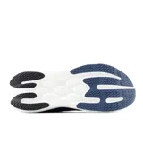 Championes de running New Balance 1080 v15 para hombre, de color azul con entresuela gruesa en tonos blanco y gris, y detalles en verde lima y gris reflectante. Incorporan parte superior de malla transpirable y tecnología de amortiguación Infinion.