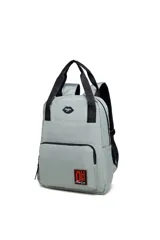 Cartera Las Oreiro color verde menta, con asas y correas de hombro negras con el logo de la marca. Tiene un bolsillo frontal con cierre y un parche decorativo con el logo "OH La La" en rojo y negro.