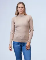 Buzo color beige de tejido acanalado, con cuello alto y mangas largas.