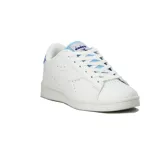 Championes casuales de mujer Diadora modelo Set, color blanco, de caña baja y estilo urbano. Presentan detalles en azul claro en la lengüeta y en el talón, con cordones blancos.