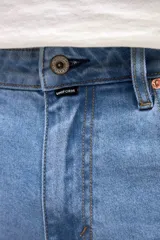 Jean de corte holgado en cadera y cintura con piernas rectas, en color azul claro con acabado lavado.