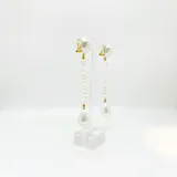 Aros largos colgantes con perlas de río y gota de vidrio con baño de nácar.