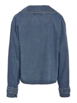 Trench corta de denim azul claro, con cuello solapa estilo biker, doble botonadura frontal y diseño holgado.