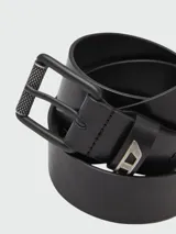 Cinturón de cuero negro Diesel modelo B-Dave Li con hebilla metálica con textura y logo de la marca en el extremo.
