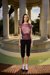 Top estampado 100% algodón, de corte ajustado al cuerpo, con mangas cortas estilo japonés, escote redondo y cierre frontal con botones forrados.