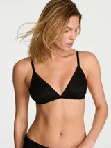 Bralette triangular negro sin aros, confeccionado en encaje suave y elástico, con tirantes ajustables y cierre trasero de ganchos.