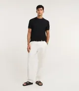 Remera color arena de corte regular, cuello redondo y manga corta. Tejido con textura vertical.